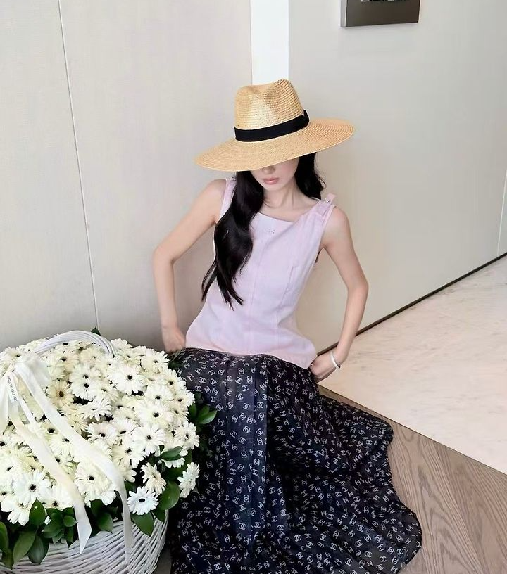 CHANEL 샤넬 1040 CC 라인스톤 슬리브리스 탑 2COLOR